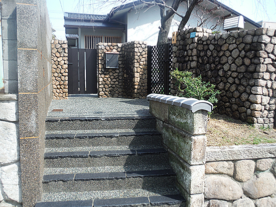 兵庫県芦屋市　個人宅　外構工事　石垣・生垣、アプローチ、門柱は補修、他