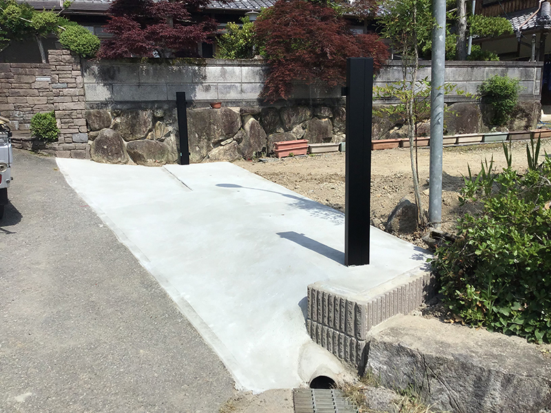 兵庫県宝塚市　個人邸　敷地出入口のアコーディオンゲート用の柱と土間工事