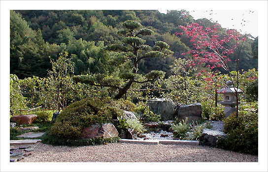 兵庫県宝塚市　山を借景として用いた枯山水の庭