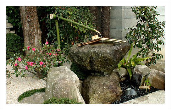 京都府京都市　寺院　手水鉢をあしらった坪庭