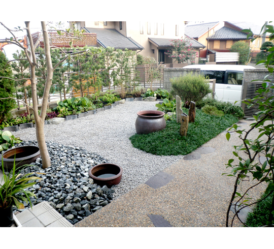 兵庫県宝塚市　黒系の栗石で築山のある和風庭園