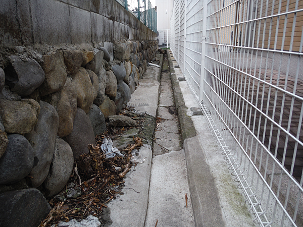 兵庫県宝塚市　医院　溝から雑草を生えるのを防ぐ工事