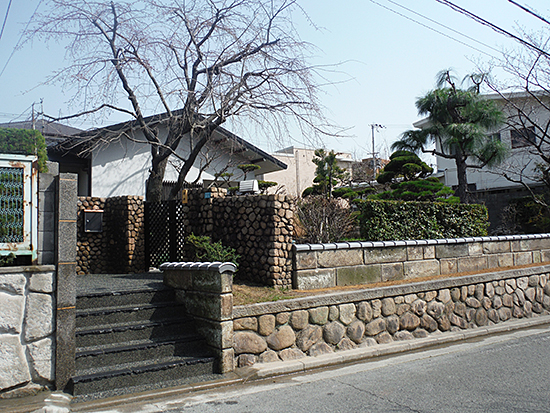 兵庫県芦屋市　個人宅　外構工事　石垣・生垣、アプローチ、門柱は補修、他