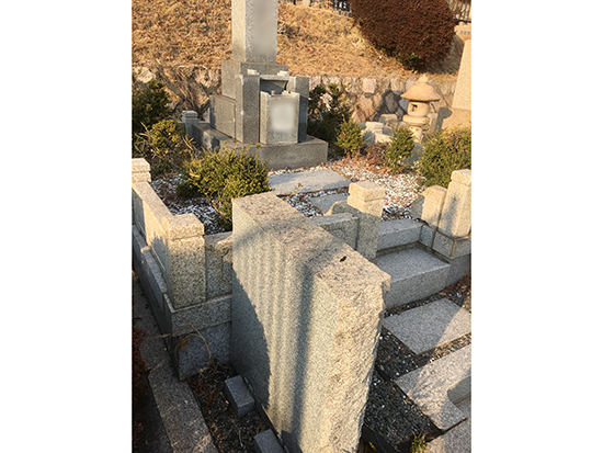 兵庫県芦屋市　霊園・お墓　透水性のモルタルを使った防草作業