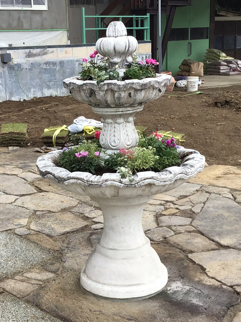 兵庫県三田市　店舗　ル・アモー（LE HAMEAU）様　外構工事、噴水に植栽