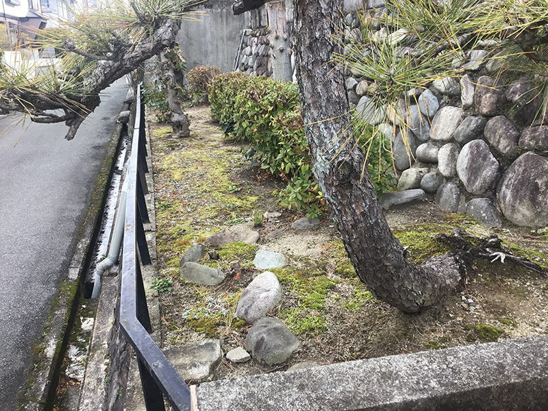 大阪府豊中市　個人邸　家の周りと庭に防草シート施工