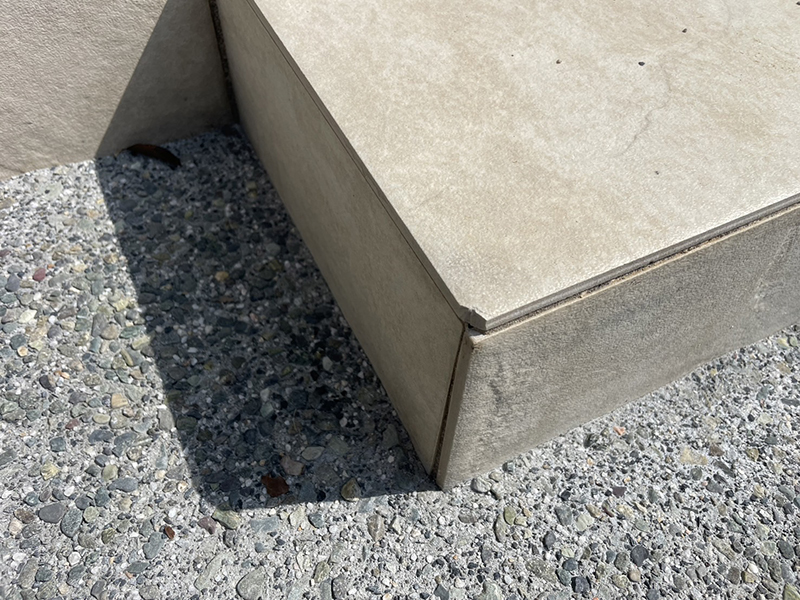 兵庫県川西市　個人邸　角の欠けたタイルの補修工事