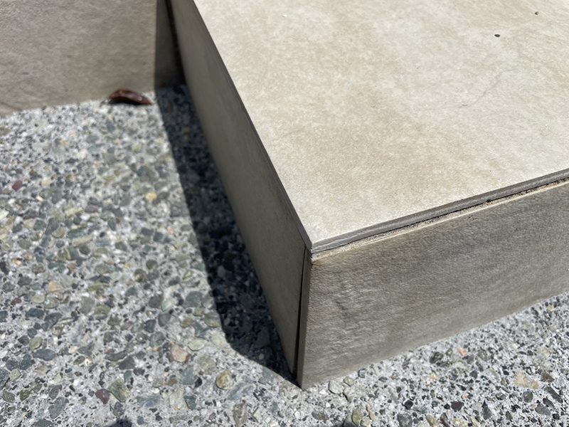 兵庫県川西市　個人邸　角の欠けたタイルの補修工事