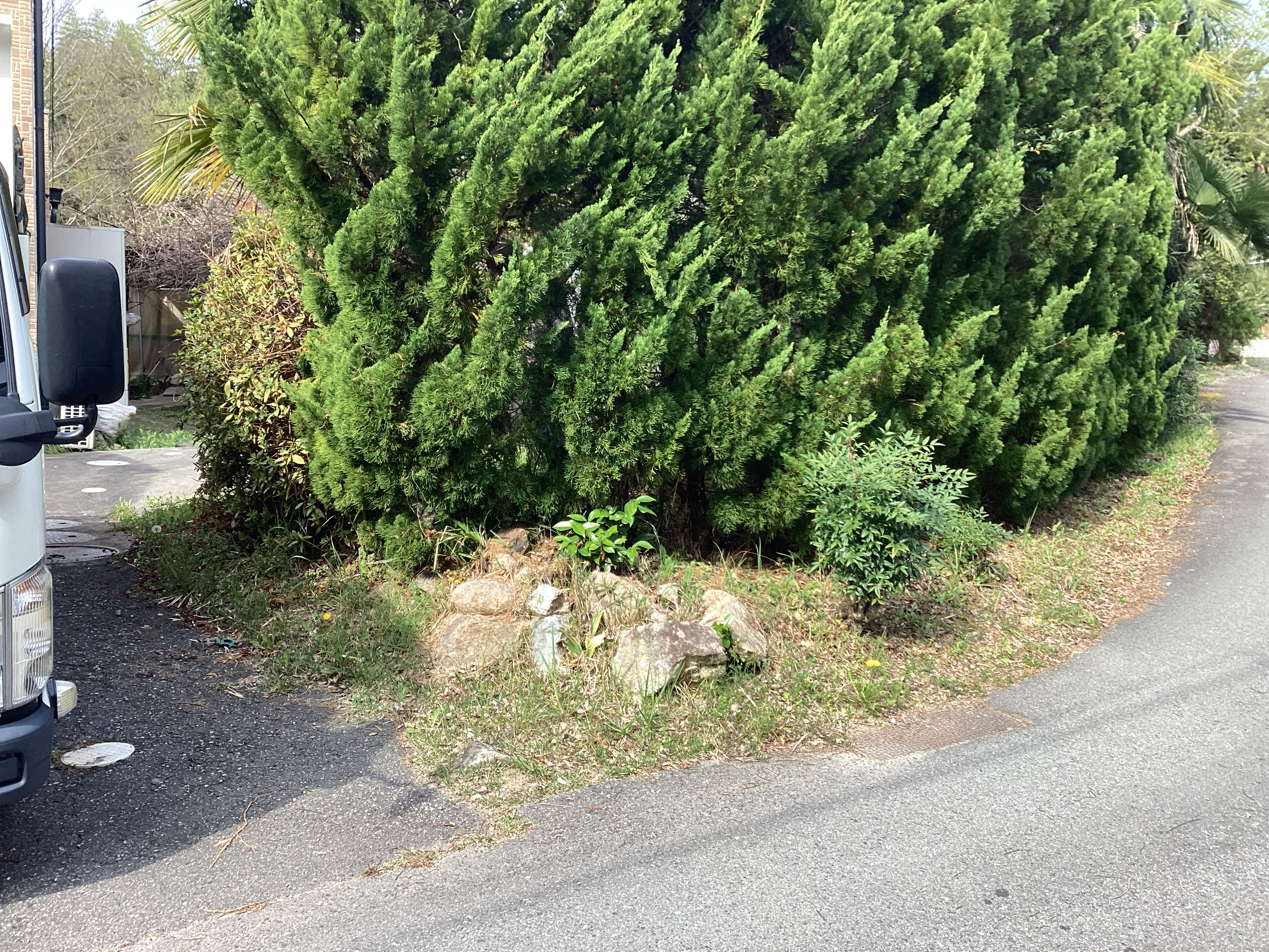 兵庫県宝塚市　個人邸　駐車場入口へ入りやすくするためのコンクリート土間工事