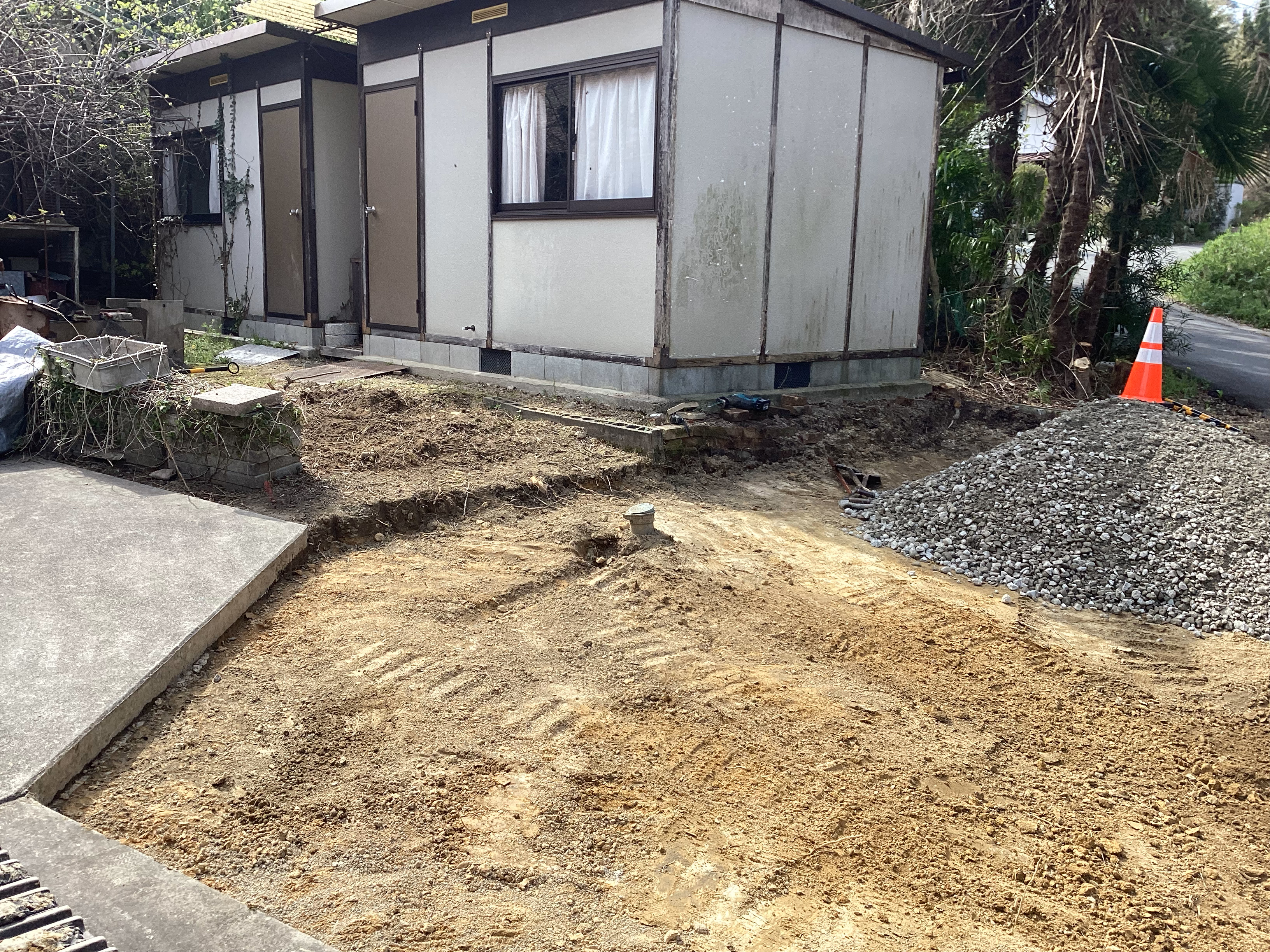 兵庫県宝塚市　個人邸　駐車場入口へ入りやすくするためのコンクリート土間工事