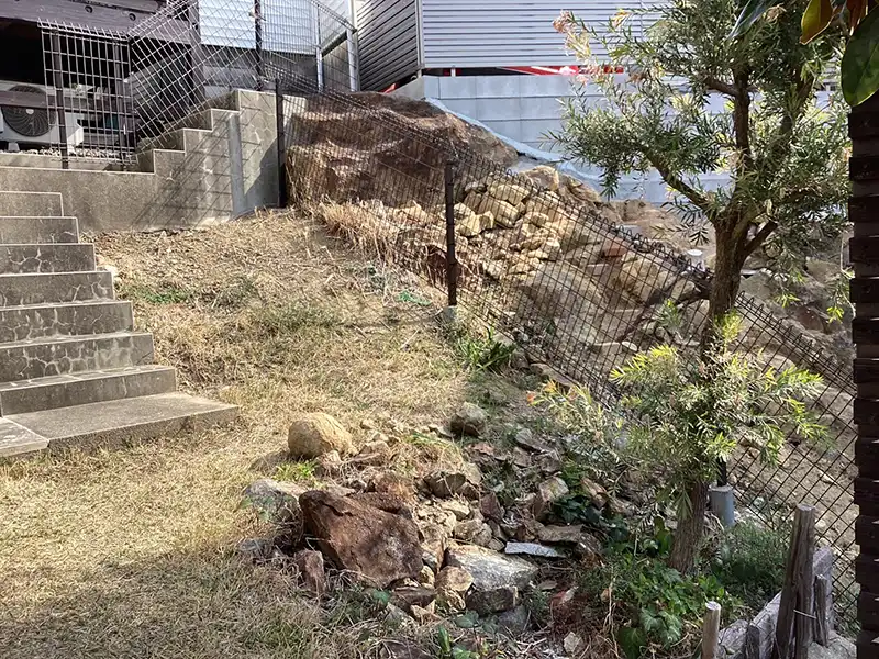 兵庫県宝塚市　個人邸　除草作業が困難な庭の法面にて防草対策