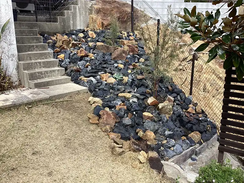 兵庫県宝塚市　個人邸　除草作業が困難な庭の法面にて防草対策