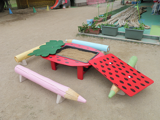 イチゴ型の砂場と鉛筆型のベンチ
