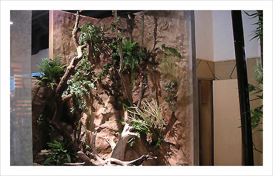 大阪府大阪市　居酒屋　流木を使用し滝をイメージしたデザイン