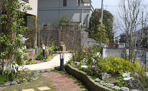 大阪府箕面市　自然石を用いたスッキリとした庭