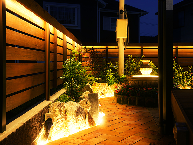 兵庫県川西市　個人邸　光る噴水のある庭