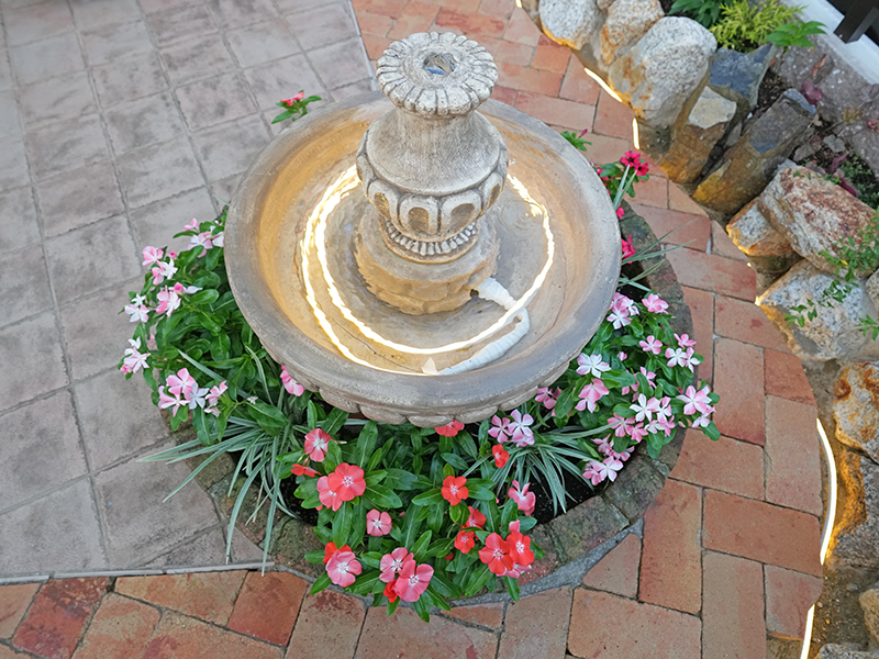 兵庫県川西市　個人邸　光る噴水のある庭