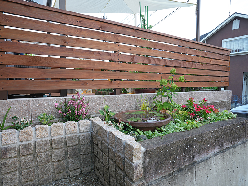 兵庫県川西市　個人邸　光る噴水のある庭