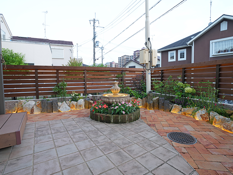 兵庫県川西市　個人邸　光る噴水のある庭