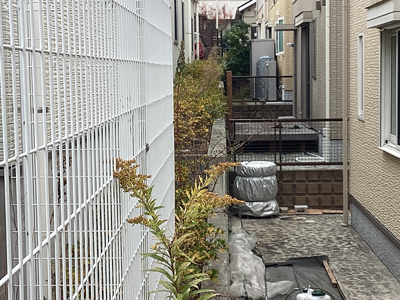 大阪府箕面市　医院　植え込みの手引き除草