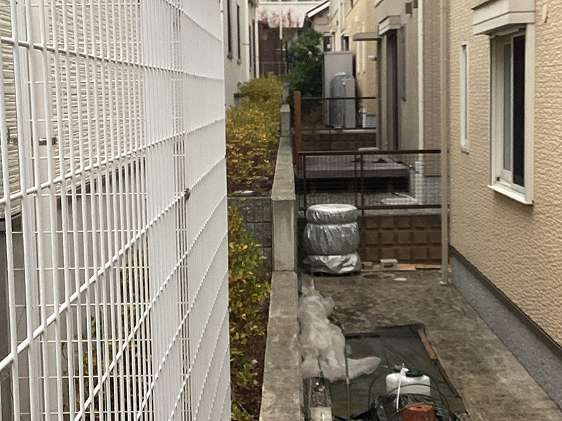 大阪府箕面市　医院　植え込みの手引き除草