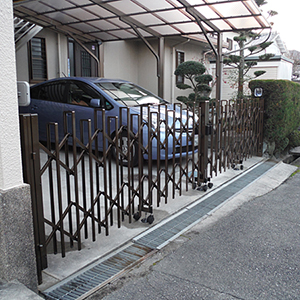 兵庫県川西市　個人邸　駐車場　アコーディオンゲートの取替え工事