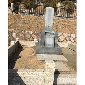兵庫県芦屋市　霊園・お墓　透水性のモルタルを使った防草作業