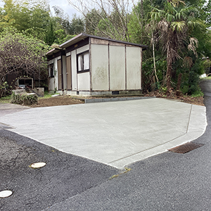 兵庫県宝塚市　個人邸　駐車場入口へ入りやすくするためのコンクリート土間工事