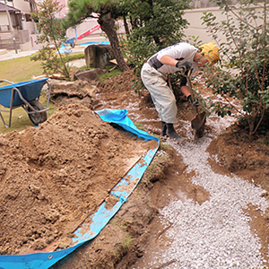 兵庫県西宮市　個人宅の庭　暗渠排水の施工（透水管）