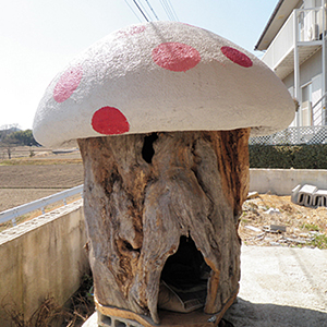 兵庫県宝塚市　キノコ型の犬小屋の作成