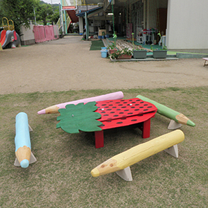 兵庫県宝塚市　保育園　イチゴの砂場と鉛筆のベンチの作成