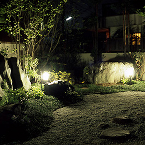 京都府京都市　台杉と鞍馬石を用いた京都らしい和風庭園