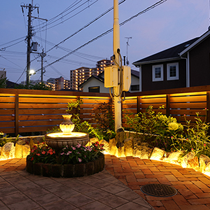 兵庫県川西市　個人邸　光る噴水のある庭