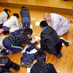 大阪府豊中市　克明小学校　6年生対象の『石庭作り』の授業で講師を務めました