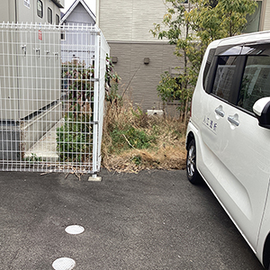 大阪府箕面市　医院　建物裏側の電気設備と駐車場部分の草刈